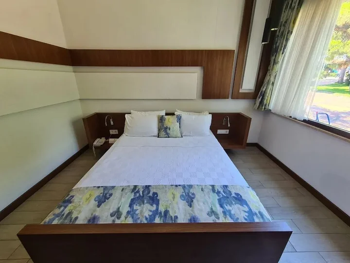 Бурхание: Karakas Hotel