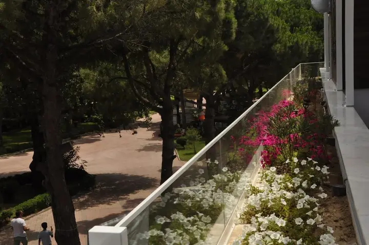 Бурхание: Karakas Hotel