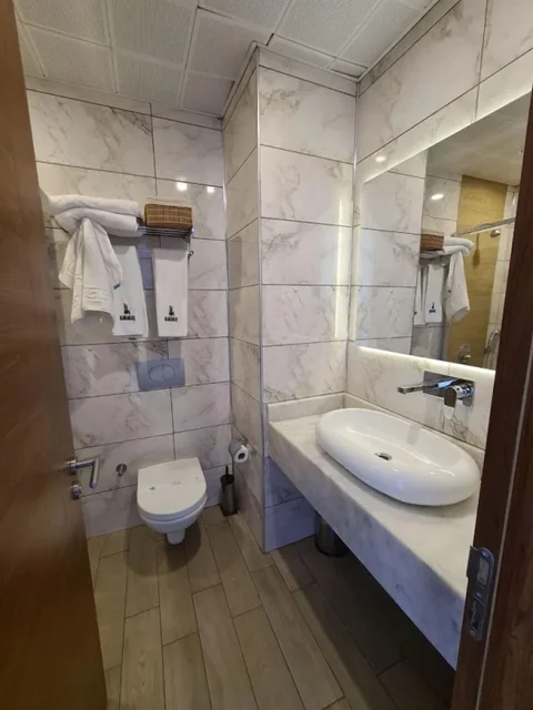 Бурхание: Karakas Hotel