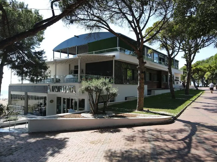Бурхание: Karakas Hotel