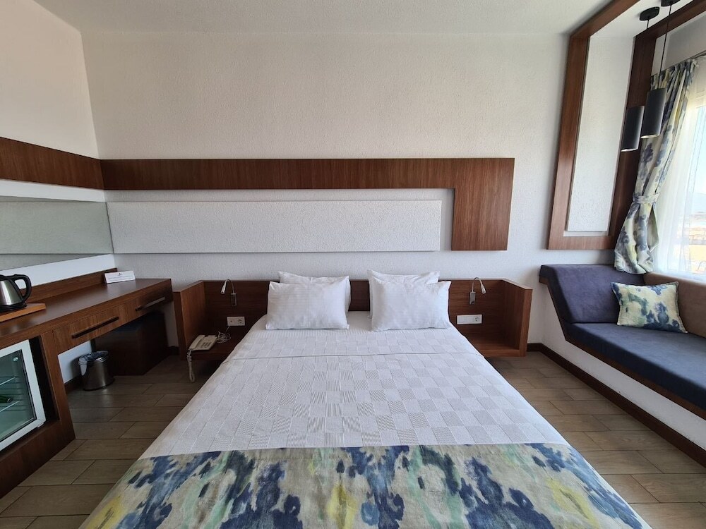 Бурхание: Karakas Hotel