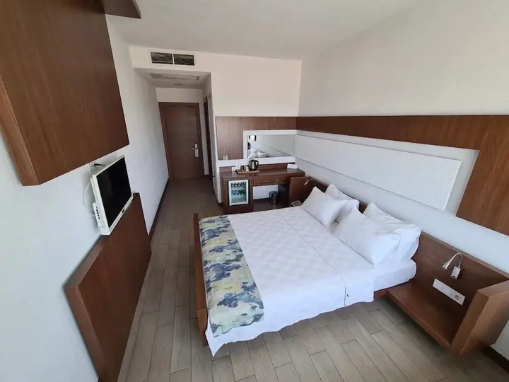 Бурхание: Karakas Hotel