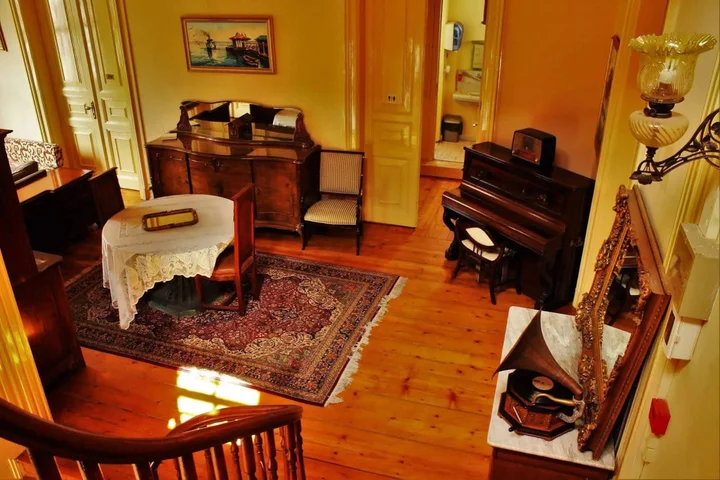 Бююкада: Büyükada Anastasia Meziki History Mansion