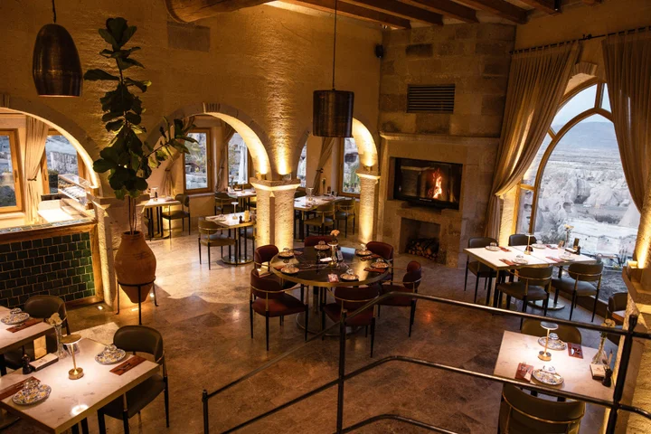 Учисар: Millstone Cave Suites