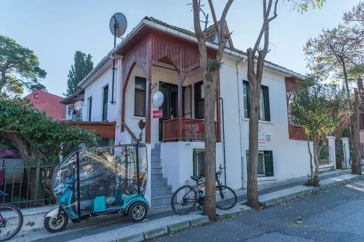 Бююкада: Orhan Kutbay'in Evi Turyolu Cafe Pansiyon