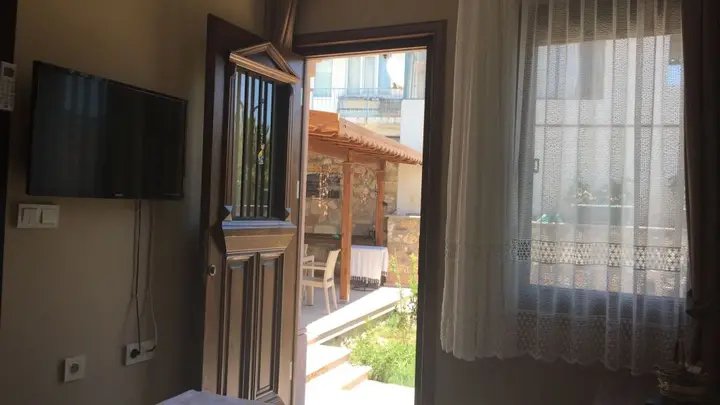 Айвалык: Hayriye Hanim Ege