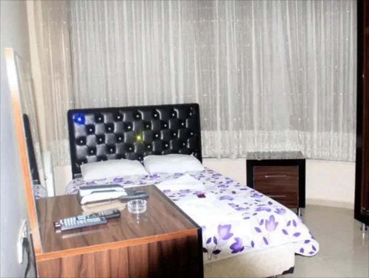 Ван: Hotel Side