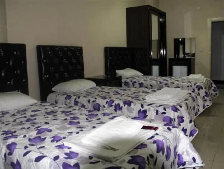 Ван: Hotel Side