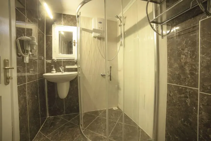 Каш: Peace Hotel