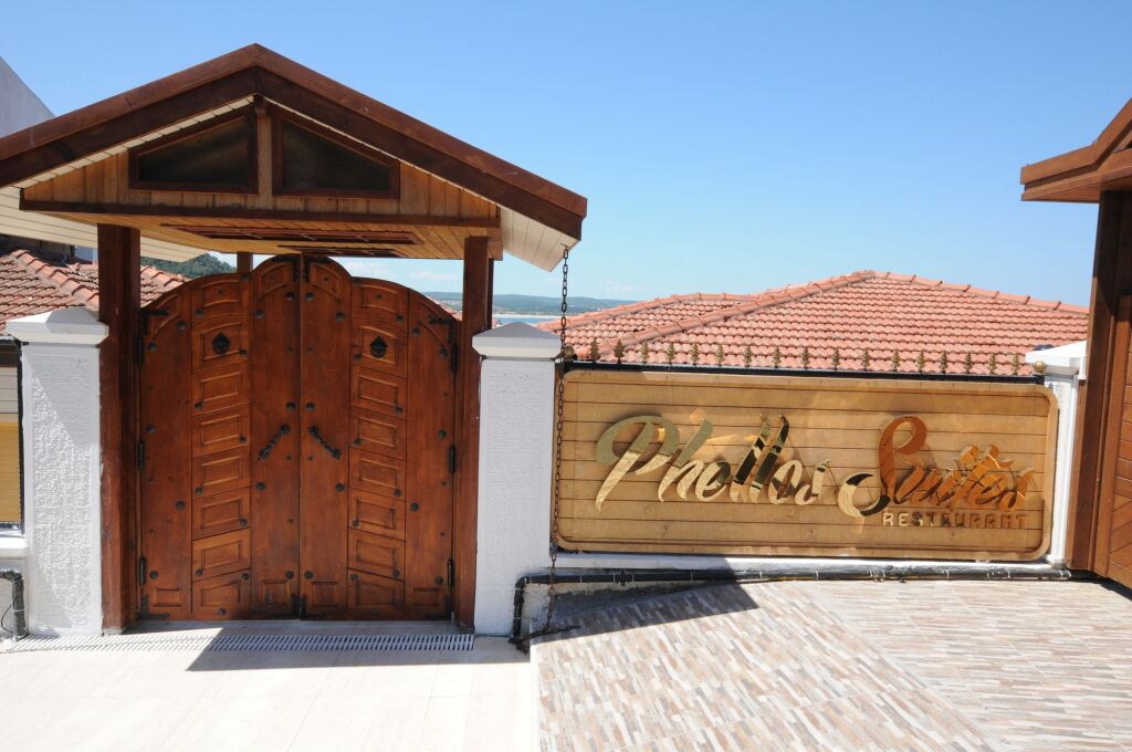 Сайл: Phellos Suites