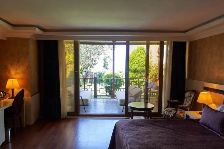 Сайл: Phellos Suites