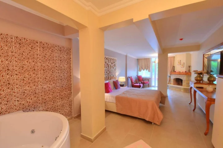 Сайл: Sweet Home Hotel