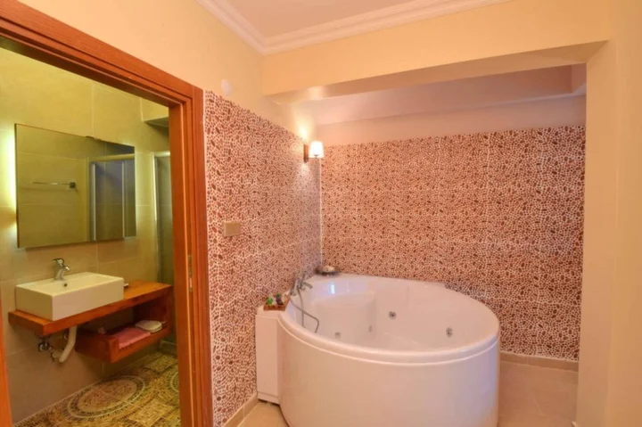 Сайл: Sweet Home Hotel