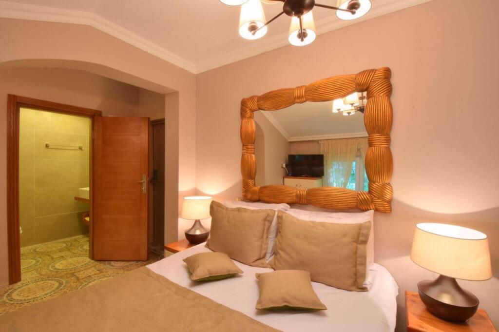 Сайл: Sweet Home Hotel
