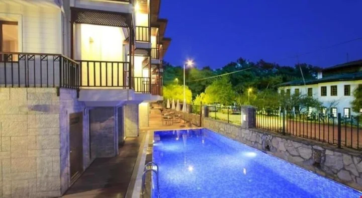 Акьяка: Summer Otel