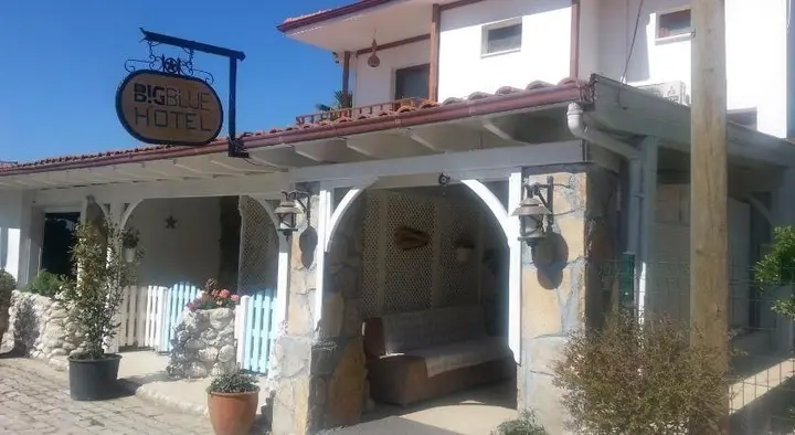 Акьяка: Big Blue Hotel