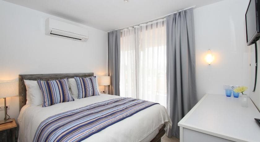 Акьяка: Big Blue Hotel