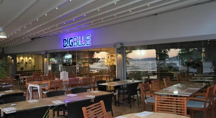 Акьяка: Big Blue Hotel