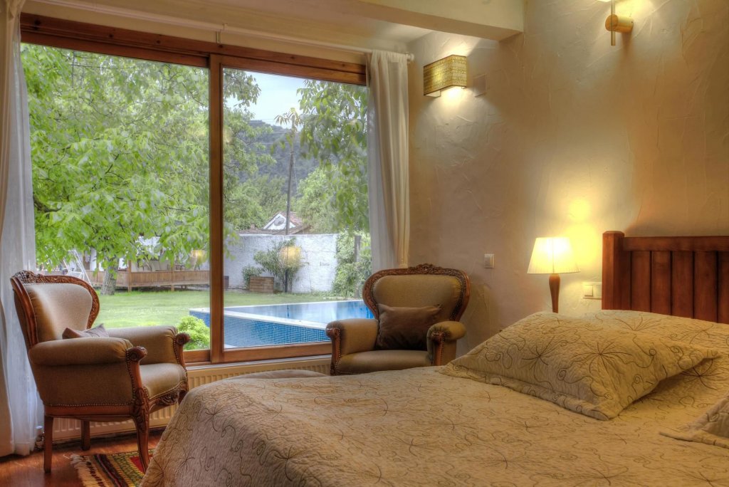 Киразли: Ephesus Lodge