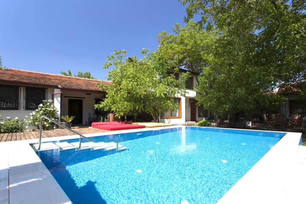 Киразли: Ephesus Lodge