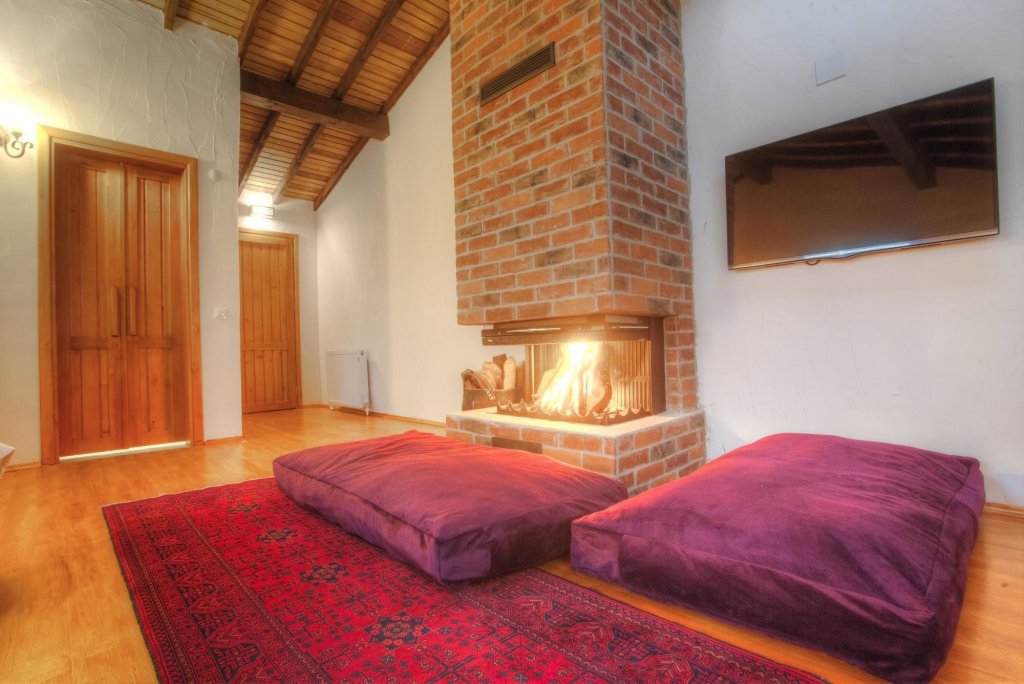 Киразли: Ephesus Lodge