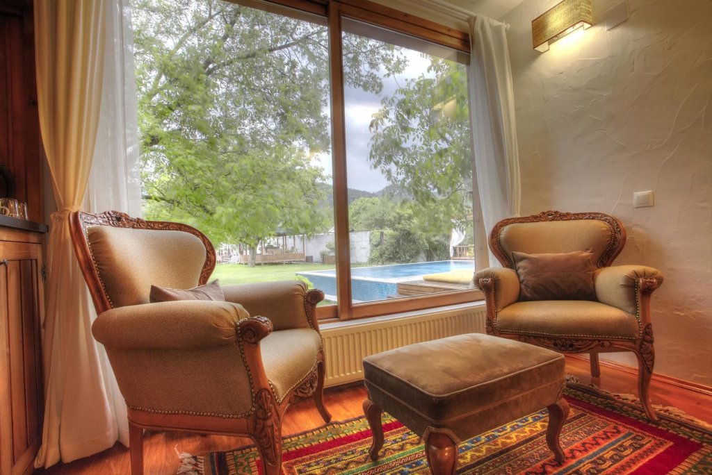 Киразли: Ephesus Lodge