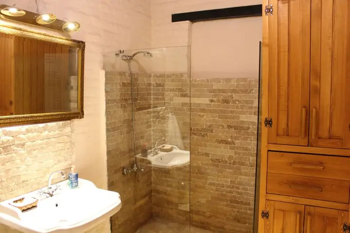 Киразли: Ephesus Lodge