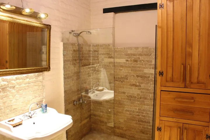 Киразли: Ephesus Lodge
