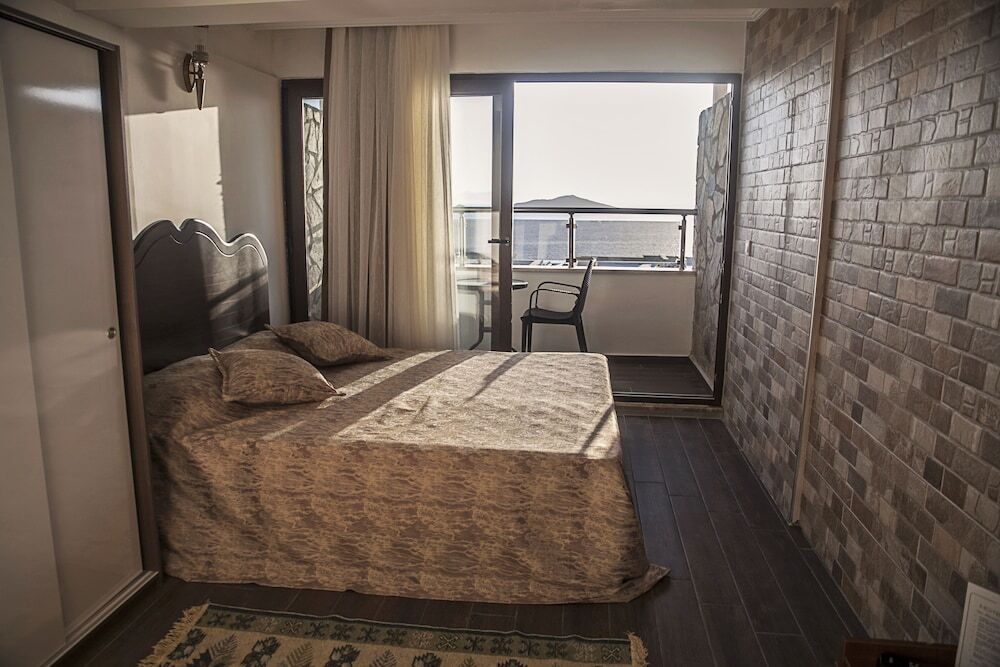 Тургутрейс: Stone Hotel
