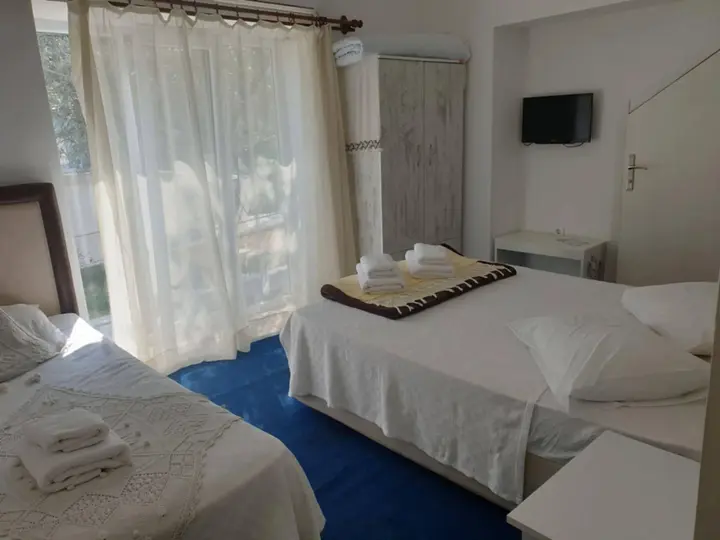 Айвалык: Lacivert Hotel