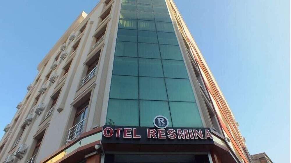 Ван: Resmina Hotel