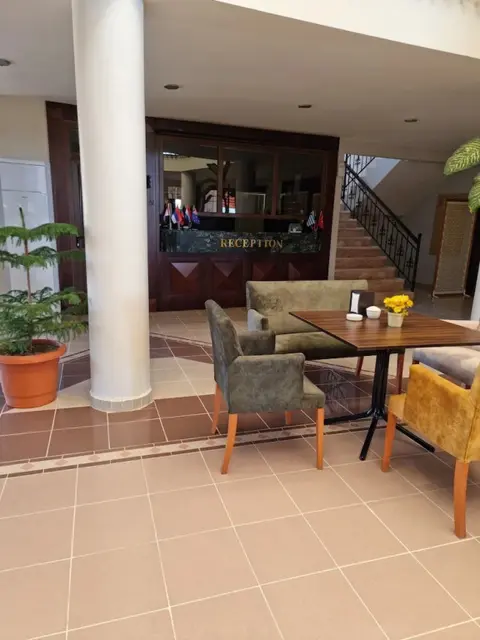 Сатлюс: Flora Hotel