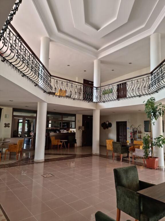 Сатлюс: Flora Hotel