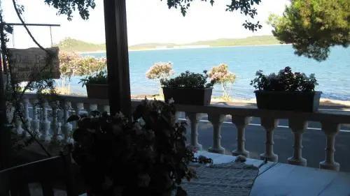 Айвалык: Ayvalik Dostlar Pansiyon