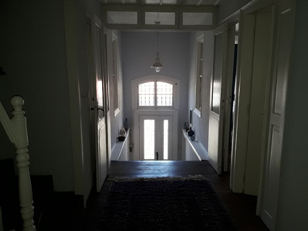 Айвалык: Madra House