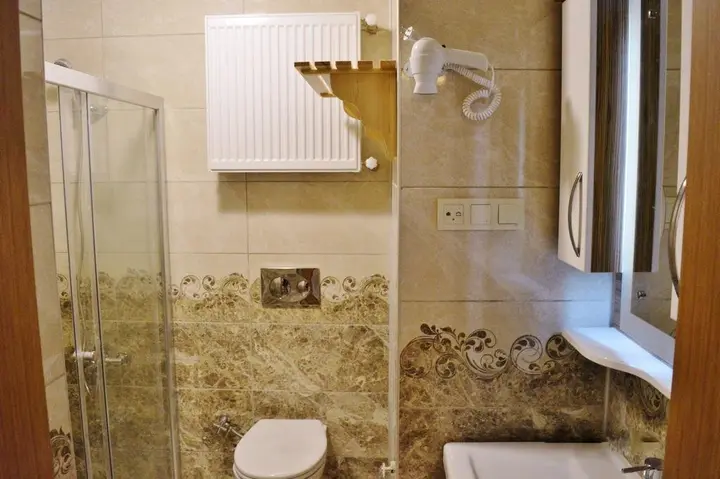 Янык: Mersu A'la Hotel