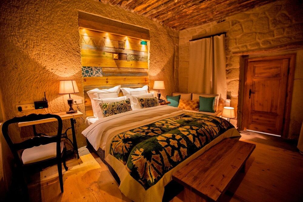 Ургуп: Queens Cave Cappadocia