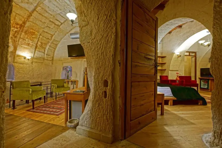 Учисар: La Casa Cave