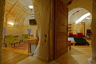 Учисар: La Casa Cave