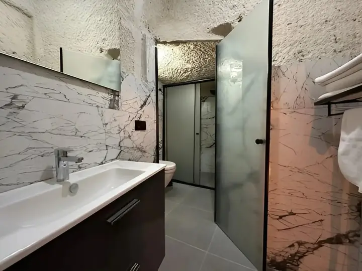 Учисар: La Casa Cave