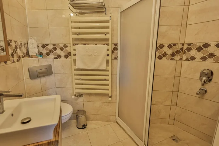 Учисар: La Casa Cave