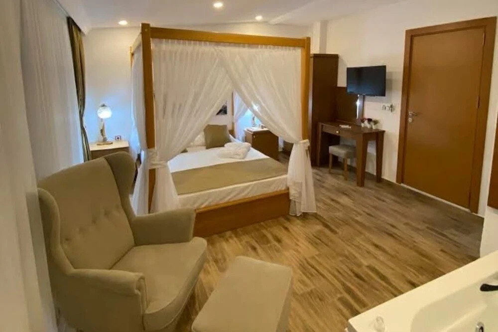 Мармара: Queen Hotel