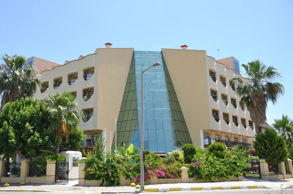Текирова: Larissa Inn
