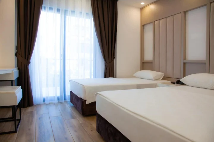 Чамьюва: Flower Hotel