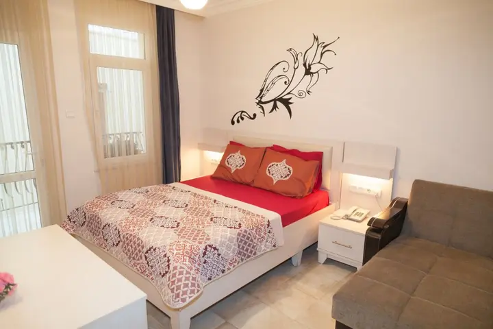 Айвалык: Koboroz Otel