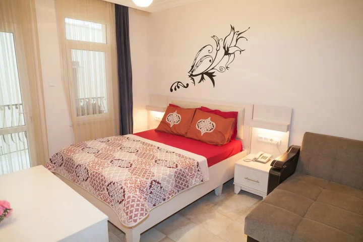 Айвалык: Koboroz Otel