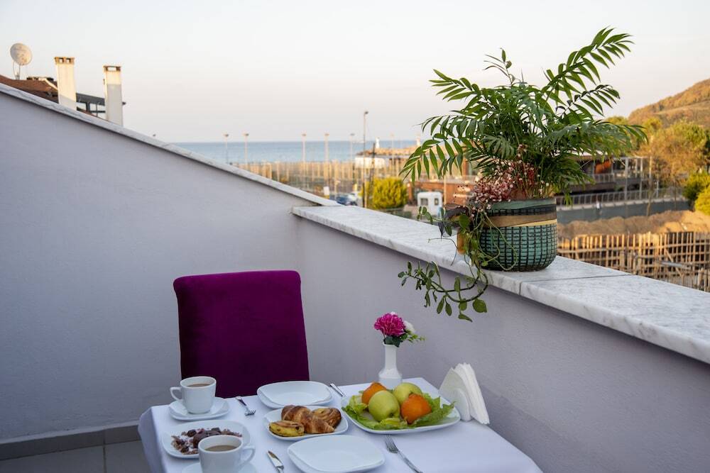 Сайл: Defne Hotel