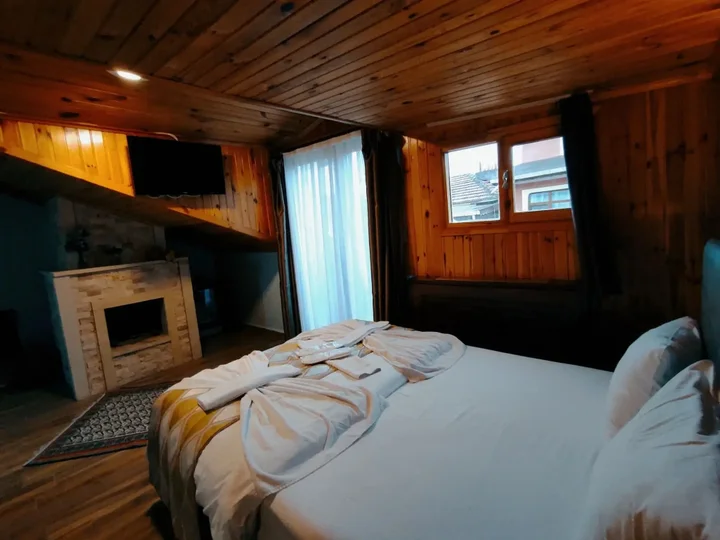 Сайл: Hill River Hotel