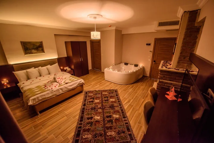 Сайл: Hill River Hotel