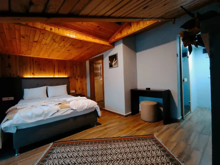 Сайл: Hill River Hotel